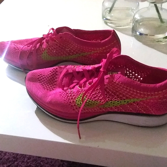 Nike FlyKnit Racers - Picture 2 of 6